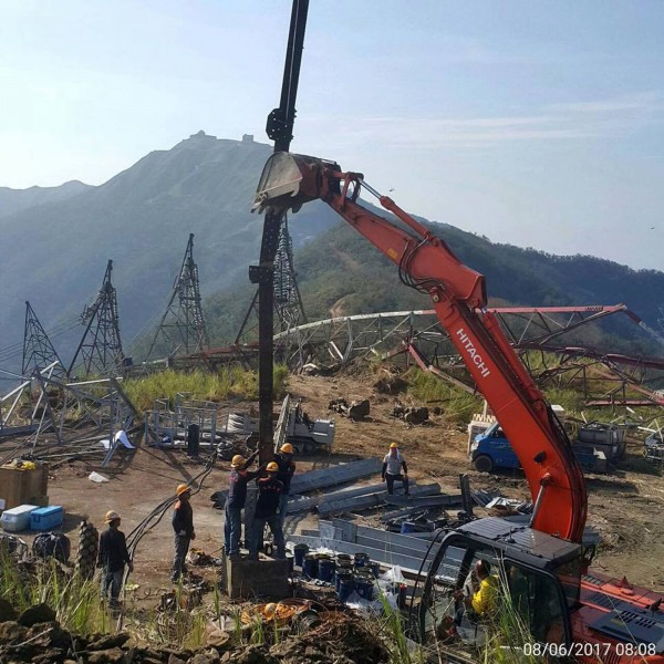 搶修和平電廠電塔工程中,以開通施工便道最困難,搶修人員花費2天時間開鑿出1.5公里長的道路,再以拖車、吊車、履帶車及怪手將機具材料送達現場。(經濟部提供)