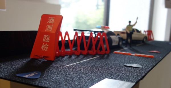 台北科技大學工設系四年級陳荔新針對目前酒測臨檢設備和流程,改良設計「警用臨檢站」。雙料入圍金點新秀年度最佳設計獎和金點新秀贊助特別獎肯定。(北科大提供)