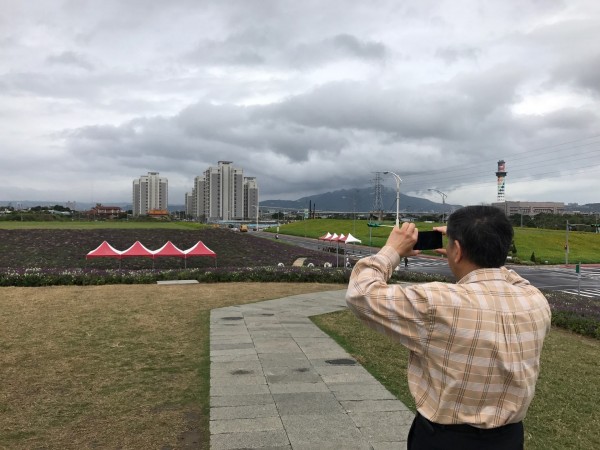 柯文哲看著花海拍照。(圖擷取自柯文哲臉書)