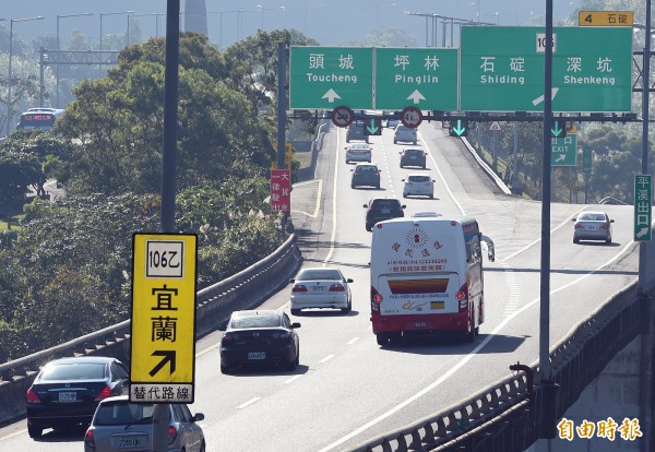 國道今日上午並未湧現大批車潮，車流相當順暢。（資料照，記者廖振輝攝）