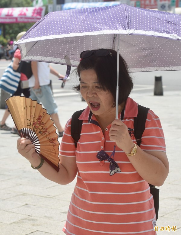 中央氣象局指出,13日各地高溫炎熱,中午大台北地區高溫已達36度,有37度高溫出現的機率。(記者簡榮豐攝)