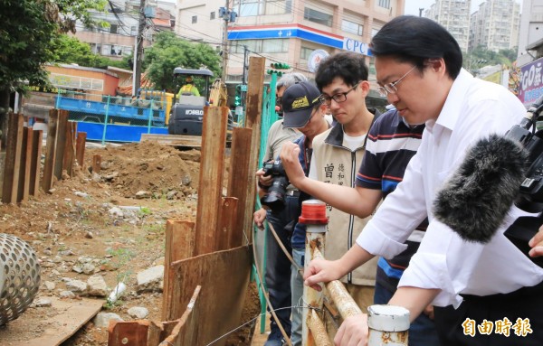 基隆市長林右昌(右)10日勘察防颱準備工作。(記者林欣漢攝)