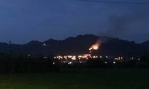 南投名間休息站後方山區22日發生火燒山，民眾從遠處拍下火燒山情形。（取自臉書「 南投人聊天室」）