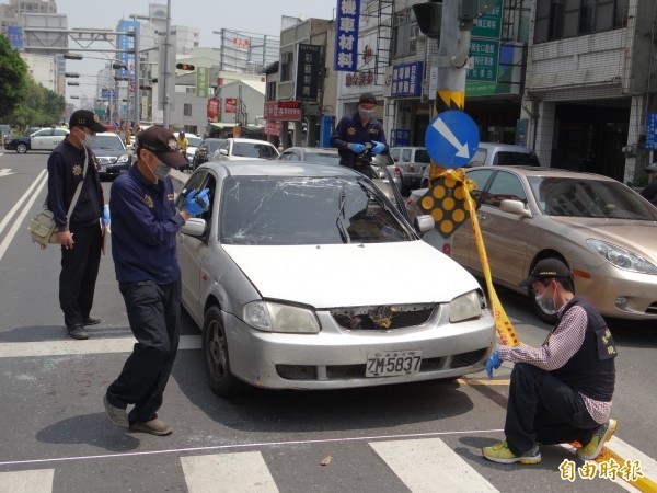 警方鑑識人員勘驗現場與採證調查。(記者王俊忠攝)