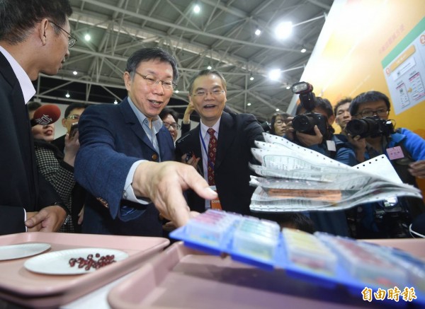 台北市長柯文哲今出席「台灣醫療科技展」,柯於致詞時表示,相比電機系,醫學系似乎「對台灣產業沒什麼貢獻」。(記者方賓照攝)