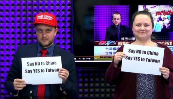 波蘭節目主持人紅色帽子上寫著「讓中國再次落敗」字樣。（圖擷自YouTube）
