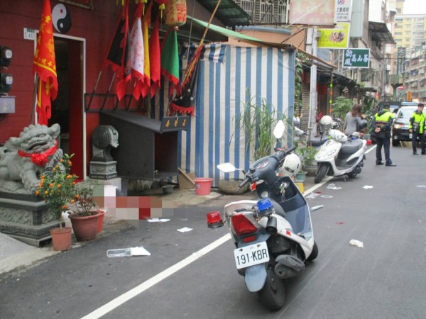 7名惡煞在宮廟前砍殺吳姓男子及其友人。(記者王宣晴翻攝)