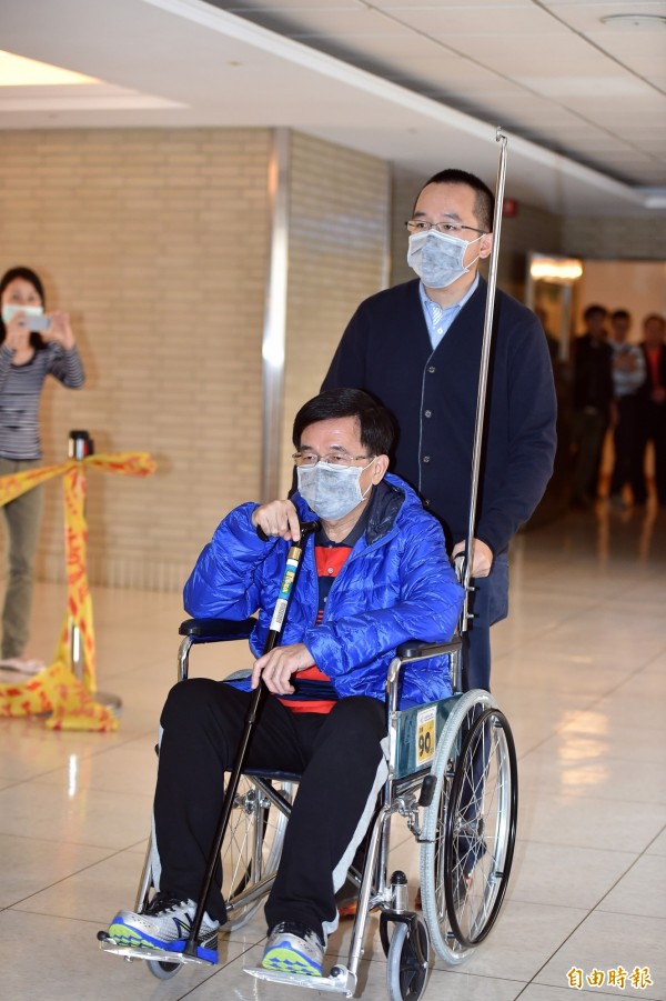 龍潭購地弊案,陳水扁(前)等人在二審獲判免賠4億元,讓其子陳致中(後)今晚不滿地在臉書發文。(資料照,記者張忠義攝)