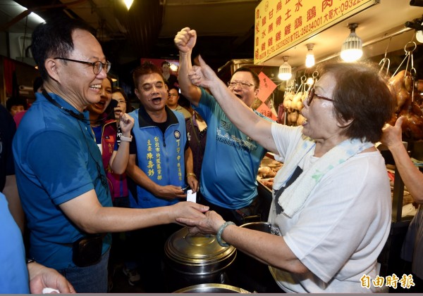 國民黨台北市長參選人丁守中（左）23日前往北投自強市場拜票，受到婆婆媽媽熱烈歡迎。（記者簡榮豐攝）