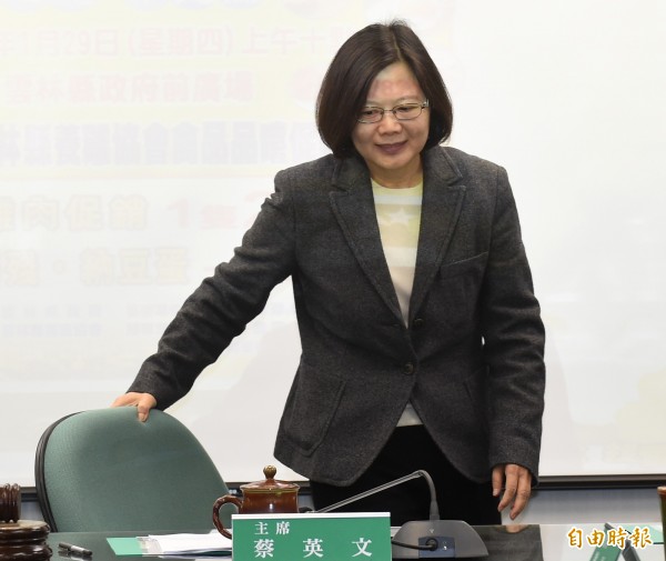 民進黨主席蔡英文表示,包含4000萬免稅門檻、「日出條款」等4點,都需要重新檢討,民進黨立院黨團也將確保法案符合公平正義。(資料照,記者劉信德攝)
