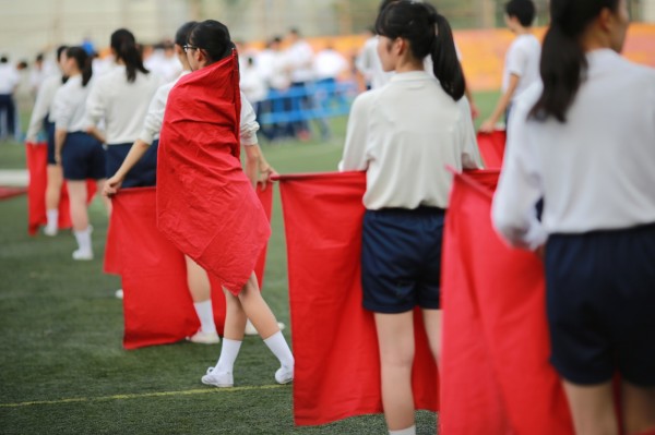 「柏之葉中學」採用創新的制服形式，開放學生自行選擇要穿裙子或長褲，引起各界關注。（示意圖，美聯社）