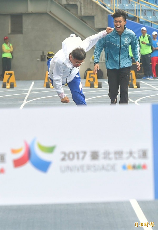 跑到一半不慎跌倒。(記者方賓照攝)