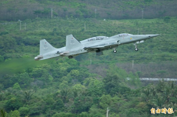 台東志航基地2架F-5戰機在落地同時皆發生爆胎意外。圖為示意圖,非事故機。(資料照)