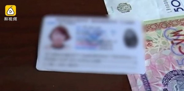 兩人甚用偽造的香港中文大學學生證以假亂真,騙取學生錢財。(圖翻攝自梨視頻影片) 兩人甚用偽造的香港中文大學學生證以假亂真,騙取學生錢財。(圖翻攝自梨視頻影片)