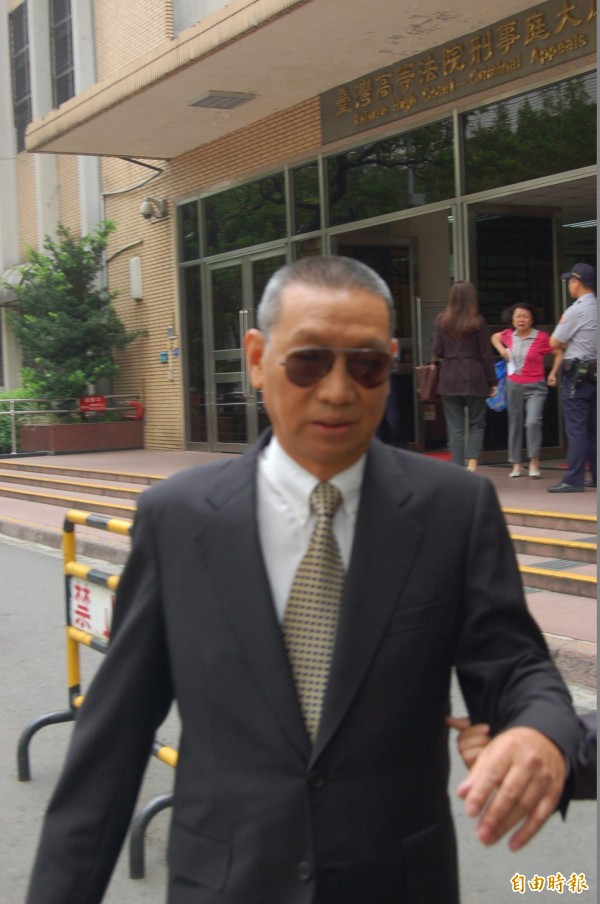 退役中將陳筑藩被控充當共諜案,更一審今改判無罪,陳不願曝光一再躲避鏡頭,最終仍被本報拍到其離去照片。(記者楊國文攝)