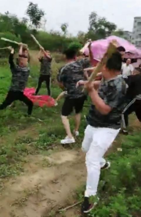 中國政府主導並由開發商運作的陝西劉家溝徵地案,在協調時與當地居民發生衝突,竟有數十名身穿迷彩服、手持棍棒的男子毆打村民,導致10多人受傷。(圖擷自微博)