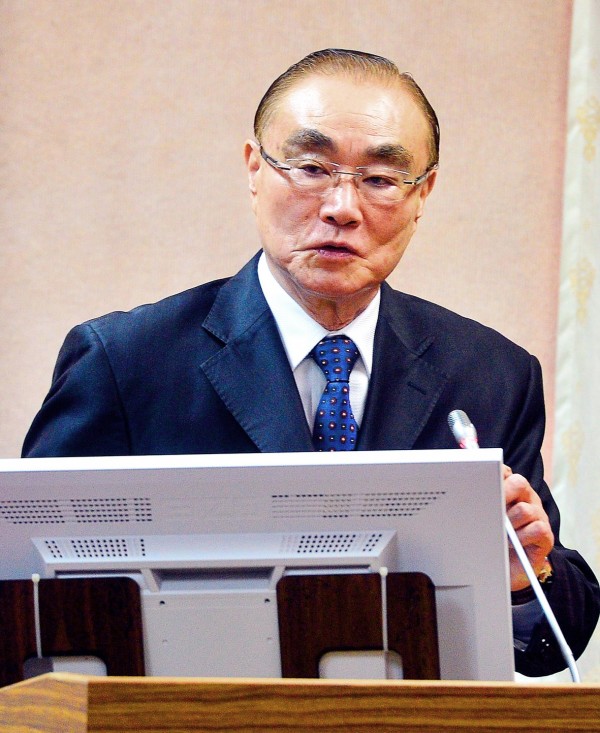 Minister of National Defense Feng Shih-kuan yesterday speaks at a question-and-answer session at the Legislative Yuan’s Foreign and National Defense Committee in Taipei.
Photo: Wang Yi-sung, Taipei Times
Minister of National Defense Feng Shih-kuan yesterday speaks at a question-and-answer session at the Legislative Yuan’s Foreign and National Defense Committee in Taipei.
Photo: Wang Yi-sung, Taipei Times