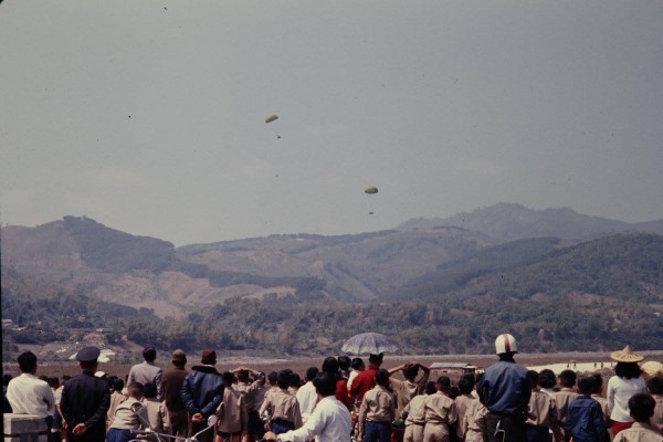 1972年台美舉行文山演習，英格斯壯與12名同袍搭乘運輸機來台，在六龜紅水坑一帶跳傘。（圖片由Greg Engstrom提供）