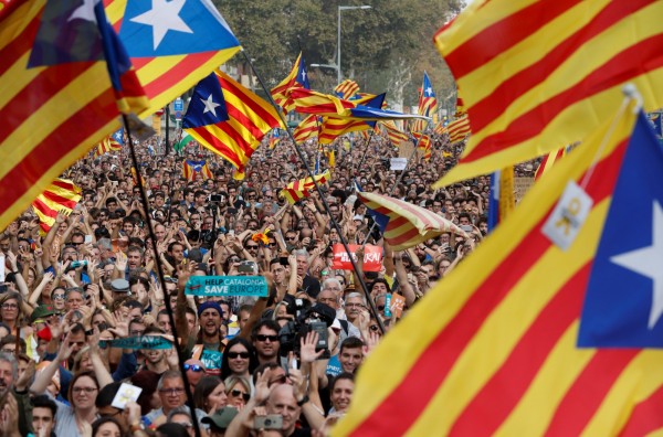 加泰隆尼亞區議會週五舉行重要議會，加泰獨派議員在議會上就脫離西班牙、獨立建國提出議案，剛剛議會以70票通過議案。（路透）