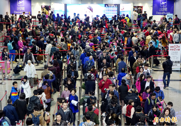 桃園機場去年入出境旅客量高達近4500萬人次,較2016年還增長6%,但桃機許可容量才約3400多萬人次,嚴重超載。(資料照,記者朱沛雄攝)