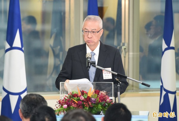 國民黨主席吳敦義13日出席國民黨紀念蔣經國逝世30週年大會前受訪表示,任何一個人都是有感情的,要飲水思源,「如果你的阿公、爸爸生日,難道不祝賀?」(資料照,記者廖振輝攝)