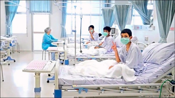 泰國政府發佈的影像顯示,受困睡美人洞十餘天的「野豬隊」少年,正在醫院康復中。(美聯社)