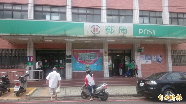 瑞芳郵局張姓女員工涉嫌侵占保戶保費,金管會今日作出裁罰。(資料照,記者俞肇福攝)
