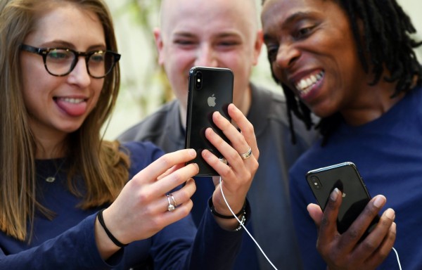 蘋果最近上市的新機iPhone X,臉部辨識功能(Face ID)取代過去的指紋辨識功能(Touch ID)。(歐新社資料照)