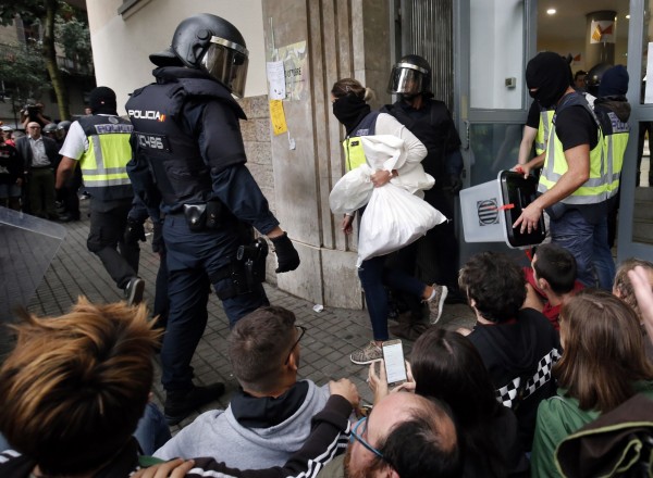 西班牙警察在沒收選票、投票箱。（法新社）