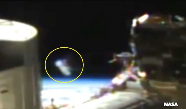 NASA國際太空站的直播影片中,出現一個在太空中飄動的白色不明物體。(圖擷自YouTube)