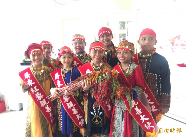 長榮百合國小原住民學生組成紅藜親善大使團。(記者羅欣貞攝)