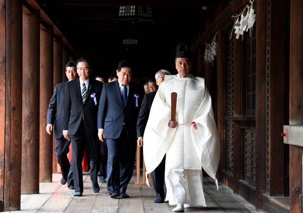 日本跨黨派國會議員聯盟「大家一起參拜靖國神社國會議員會」,今日上午集體參拜靖國神社舉行的春季例行大祭。(法新社)