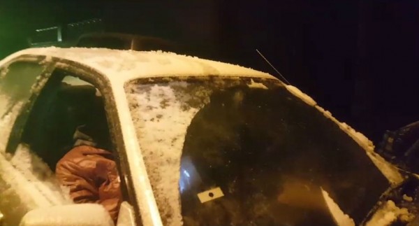 汽車鈑金上積雪。（記者江志雄翻攝）