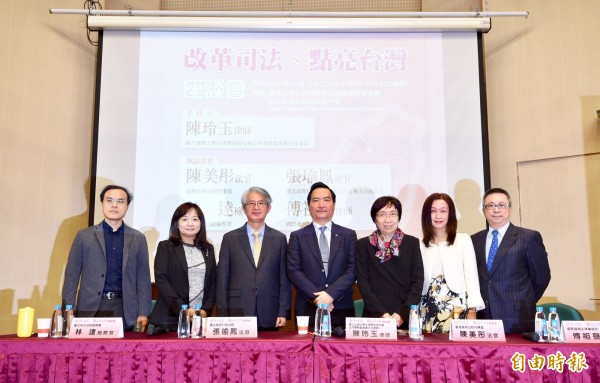 台灣大學法律學院校友會31日召開「改革司法、點亮台灣」座談會,台北地檢署檢察官林達(左起)、台北高等行政法院法官張瑜鳳、台灣大學法律學院校友會理事長謝銘洋、政務委員羅秉成、律師陳玲玉、台灣高等法院刑事庭法官陳美彤、律師傅祖聲與會,針對司改議題發表言論。(記者羅沛德攝)