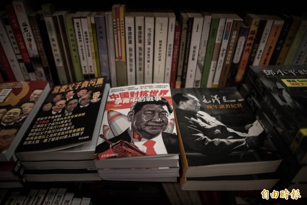 香港銅鑼灣書店股東李波疑「被綁架」,引起軒然大波,《環球》社評強硬批評港媒,港媒指社評默認中國執法人員在港帶走李波。圖為香港銅鑼灣一家書店販售中國政治相關書籍。(法新社)