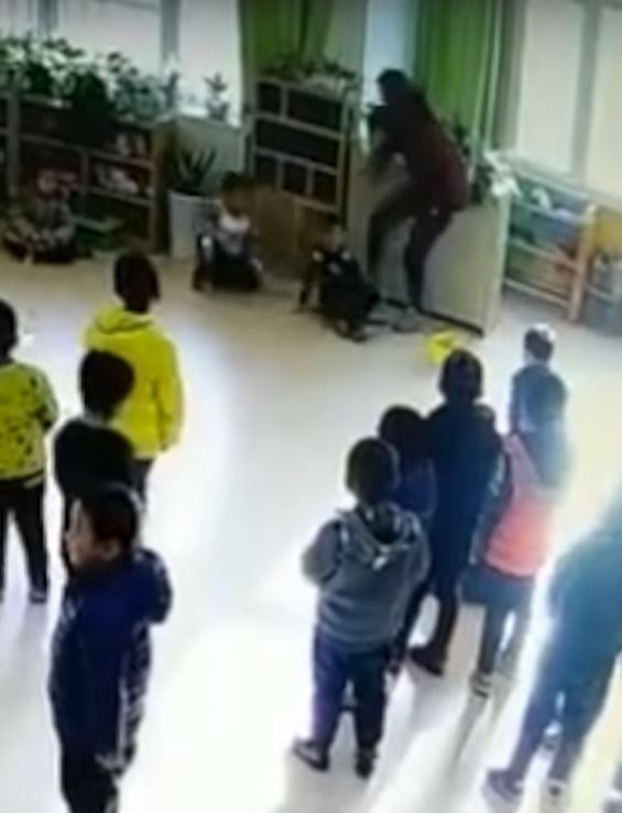中國陝西幼兒園教師腳踢幼童。(圖擷自YouTube) 中國陝西幼兒園教師腳踢幼童。(圖擷自YouTube)