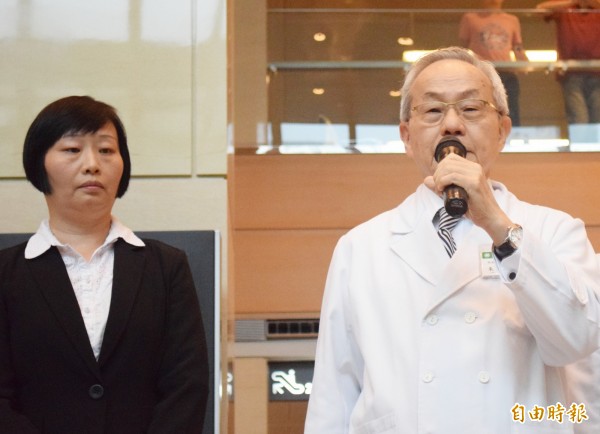 台北醫學大學營養學院籌備處主任趙振瑞（右）表示，不建議多吃椰子油，缺點比優點多，恐增加心血管疾病的風險。（資料照，記者陳韋宗攝）