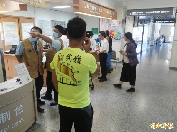 花蓮太魯閣發生落石砸傷日籍單車騎士,有台灣車友到醫院幫忙加油打氣。(記者王錦義攝)