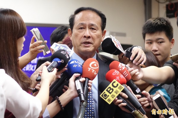 農委會主委曹啟鴻表示,絕不是日本沒食用的食品把他丟到台灣。(記者叢昌瑾攝)