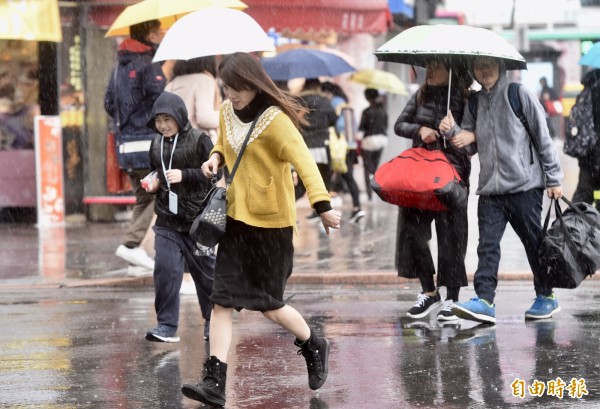 明天鋒面通過,全台轉為有雨天氣,局部地區將有大雨發生的機率。(資料照)