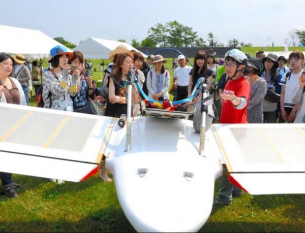 八谷和彥在試飛成功後感動地說:「變成鳥類飛翔的感覺非常舒服,算是完成人類長久以來的願望。」(圖擷取自朝日新聞)