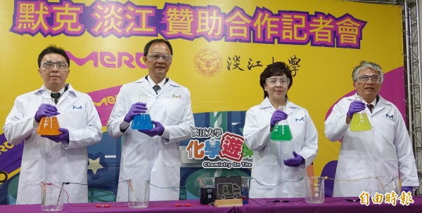 台灣默克集團與淡江大學合作打造全新「跑跑分析車」,讓化學遊樂趣團隊可以全台走透透,分析各地的水質、土壤等不同主題,並在31日由台灣默克董事長謝志宏(左二)、淡江大學張家宜校長(右二)等啟動合作儀式。(記者劉信德攝)
