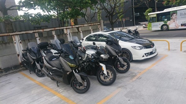 6台重機都停在停車格內,完全沒有超出界線。(圖擷自爆怨公社)
6台重機都停在停車格內,完全沒有超出界線。(圖擷自爆怨公社)