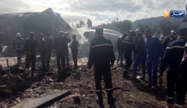 阿爾及利亞今天(11日)發生軍用運輸機墜毀事件,當局投入超過300人救災。(路透) 阿爾及利亞今天(11日)發生軍用運輸機墜毀事件,當局投入超過300人救災。(路透)