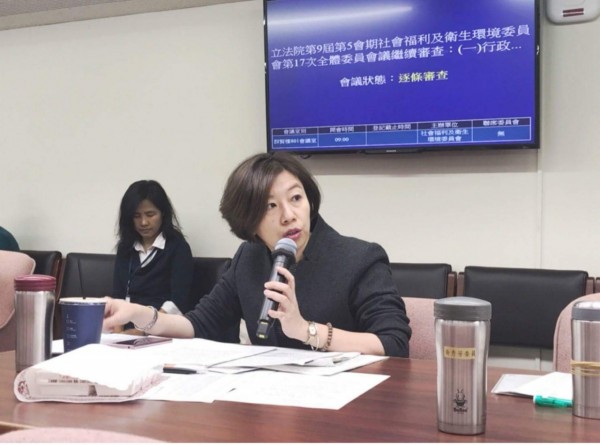 網友翻出林靜儀過往照片,指出她也用塑膠吸管。(圖翻攝自PTT)
