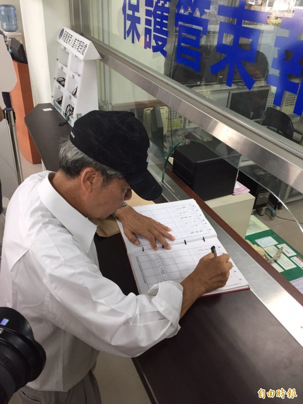 立委陳其邁父親、總統府前副秘書長陳哲男昨晚假釋,今午2點20分依規定向雄檢報到。(記者黃良傑攝)