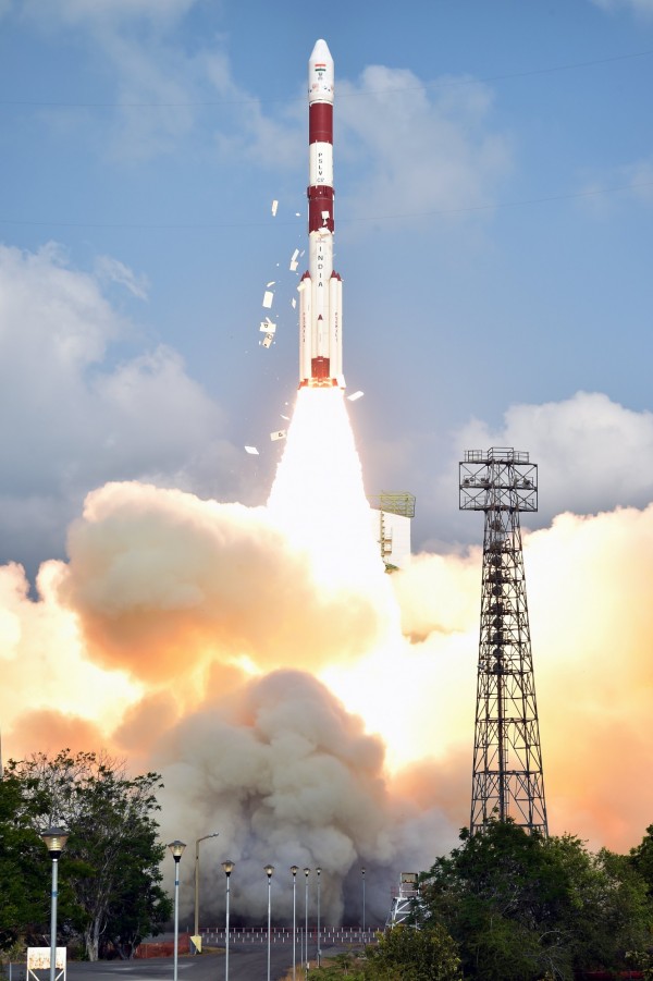 15日上午ISRO發射PSLV-C37火箭,搭載104顆衛星,耗時30分鐘將所有衛星成功送上太空軌道。(歐新社)