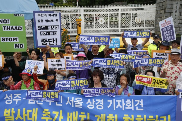 南韓民眾抗議政府部署薩德。（歐新社）