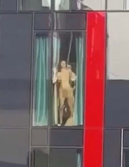 活春宮被對面公司員工看光光。（圖取自太陽報）