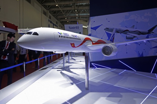 中國珠海航空展CR929客機被爆抄襲,原設計公司總工程師兼總經理大嘆,對中國提告沒有用。(美聯社)